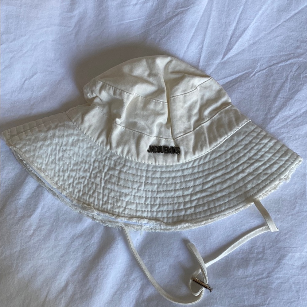 Jacquemus White Quilted Bucket Hat with Adjustable Strap